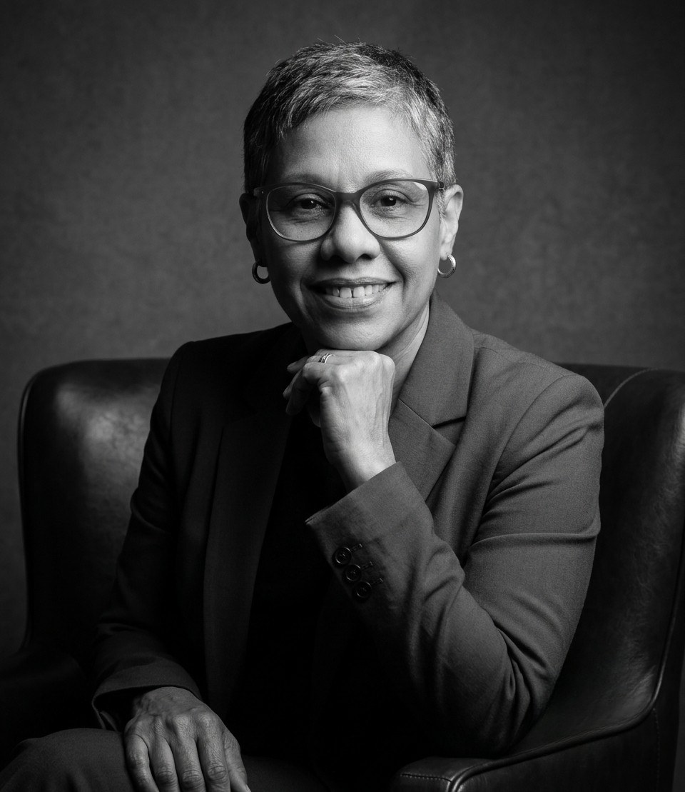 Yenny Vargas, consultora ejecutiva, retrato en blanco y negro sentada en un sillón