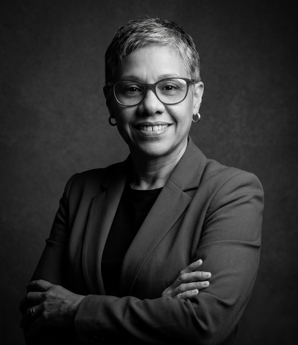 Yenny Vargas, retrato de pie en blanco y negro con los brazos cruzados